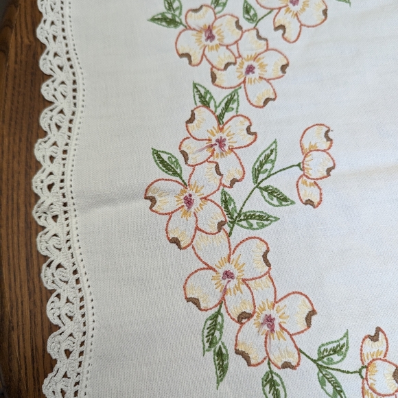 Table Runner Embroidery, cotton with crochet lace edging. EUC. vintage. Floral. - Picture 2 of 5